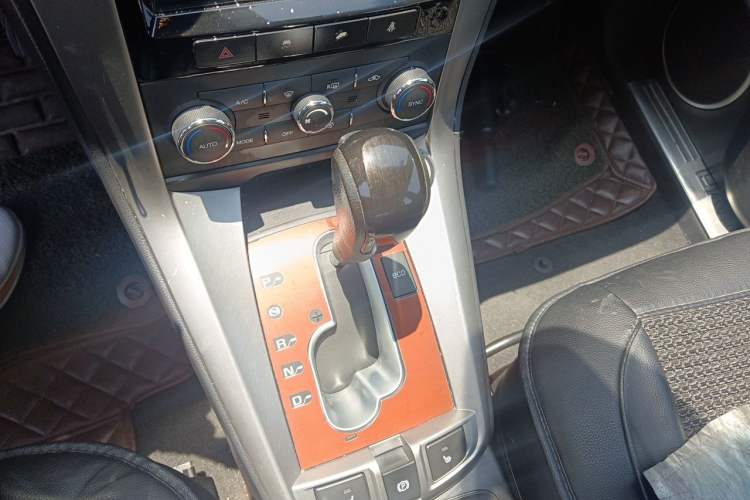 Used Chevrolet Captiva 2015 2.4L 4x4 Flagship Edition 7-Seater Gear Lever