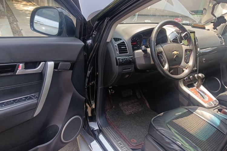 Used Chevrolet Captiva 2015 2.4L 4x4 Flagship Edition 7-Seater Interior 3