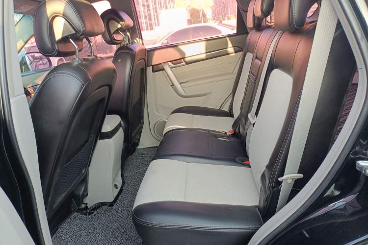 Used Chevrolet Captiva 2015 2.4L Two-Wheel Drive Urban Version 5 Seats Left Rear Seat