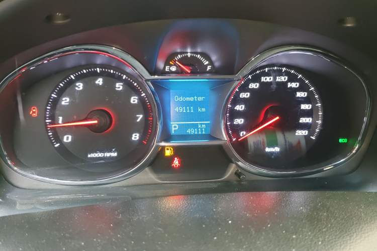 Used Chevrolet Captiva 2015 2.4L Two-Wheel Drive Urban Version 7 Seats Odometer Close Up