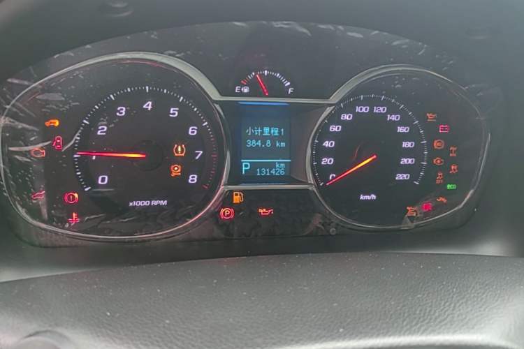 Used Chevrolet Captiva 2015 2.4L 4x4 Flagship Edition 7-Seater Odometer Close Up
