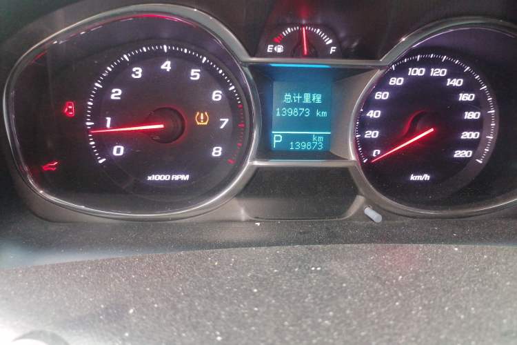 Used Chevrolet Captiva 2015 2.4L 4x4 Flagship Edition 7-Seater Odometer Close Up