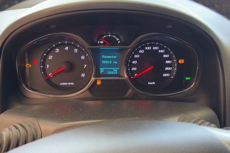 Used Chevrolet Captiva 2015 2.4L Two-Wheel Drive Urban Version 5 Seats Odometer Close Up