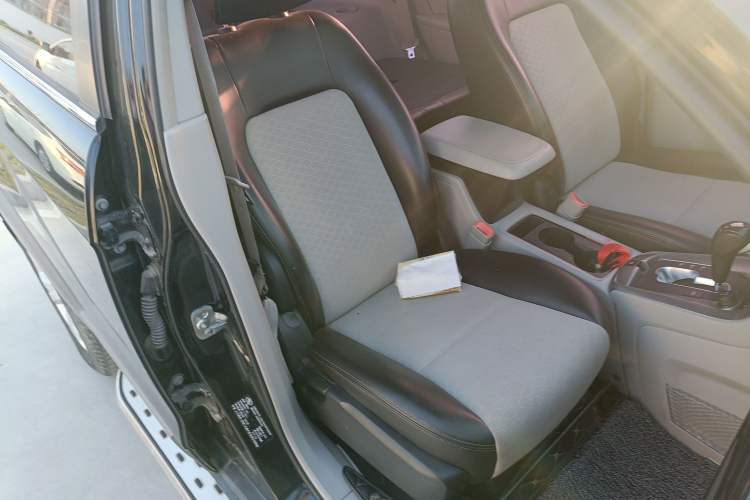 Used Chevrolet Captiva 2015 2.4L Two-Wheel Drive Urban Version 5 Seats Right Front Seat