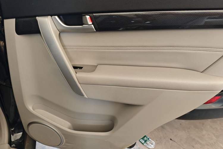 Used Chevrolet Captiva 2015 2.4L Two-Wheel Drive Urban Version 5 Seats Right Rear Door Interior