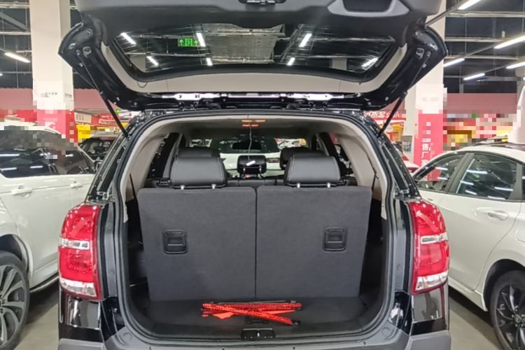 Used Chevrolet Captiva 2015 2.4L 4x4 Flagship Edition 7-Seater Trunk