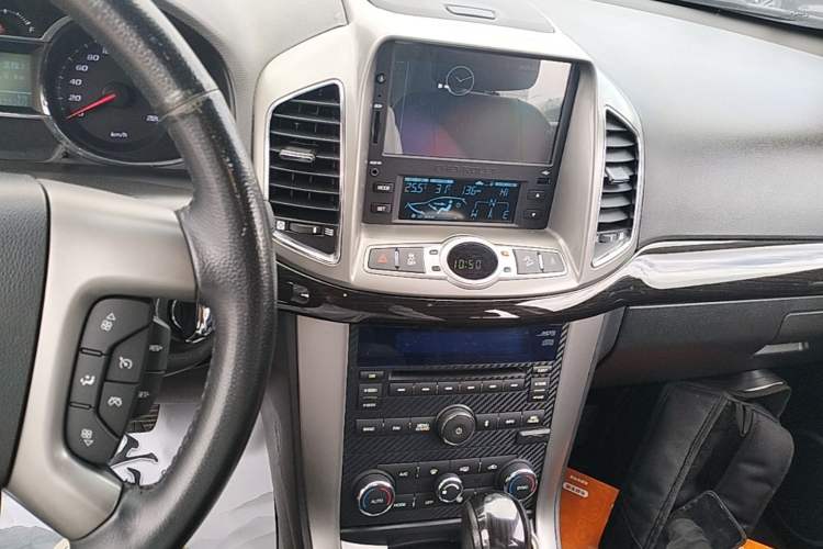 Used Chevrolet Captiva 2015 2.4L 4x4 Flagship Edition 7-Seater Audio And AC Panel
