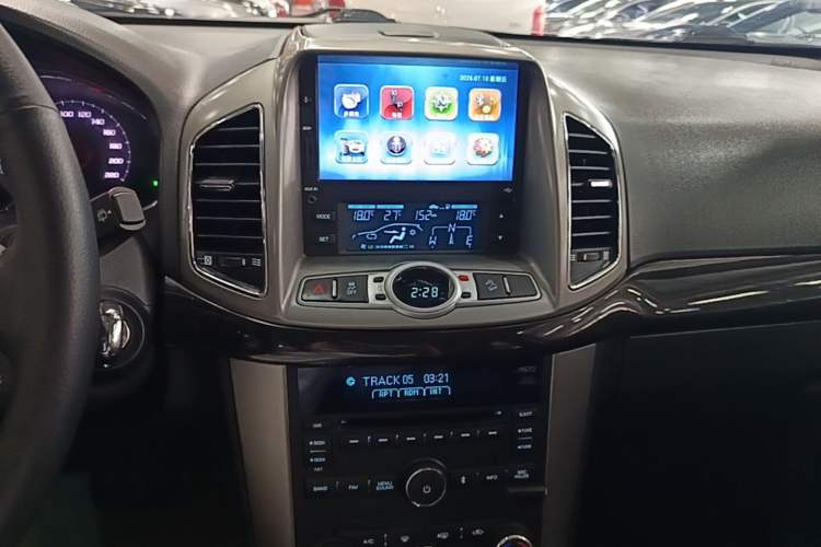 Used Chevrolet Captiva 2015 2.4L 4x4 Flagship Edition 7-Seater Audio And AC Panel