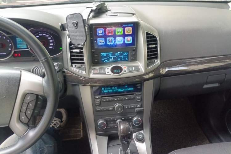 Used Chevrolet Captiva 2015 2.4L 4x4 Flagship Edition 7-Seater Audio And AC Panel