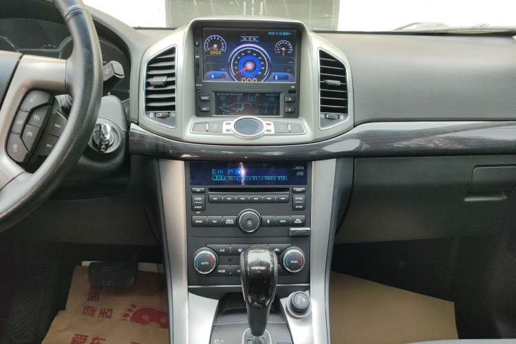 Used Chevrolet Captiva 2015 2.4L 4x4 Flagship Edition 7-Seater Audio And AC Panel