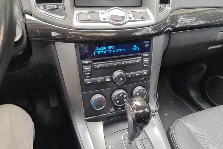Used Chevrolet Captiva 2015 2.4L Two-Wheel Drive Urban Version 7 Seats Audio And AC Panel