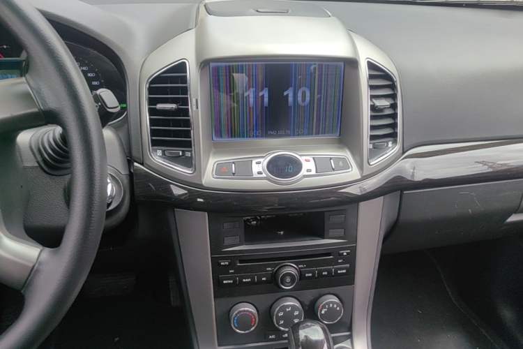 Used Chevrolet Captiva 2015 2.4L Two-Wheel Drive Urban Version 7 Seats Audio And AC Panel