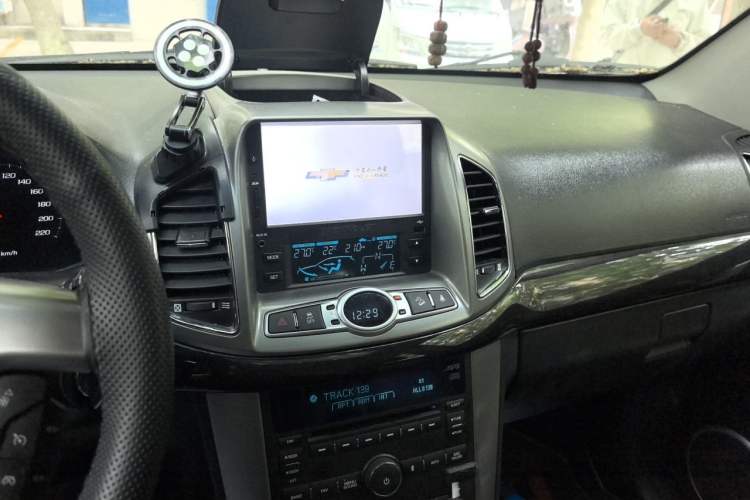Used Chevrolet Captiva 2015 2.4L 4x4 Flagship Edition 7-Seater Audio And AC Panel