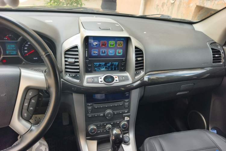 Used Chevrolet Captiva 2015 2.4L 4x4 Flagship Edition 7-Seater Audio And AC Panel
