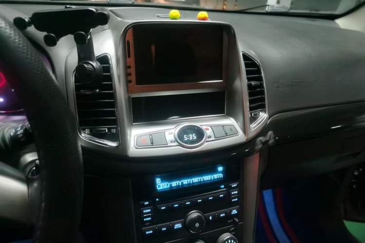 Used Chevrolet Captiva 2015 2.4L Two-Wheel Drive Urban Version 7 Seats Audio And AC Panel
