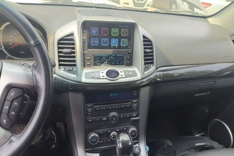 Used Chevrolet Captiva 2015 2.4L 4x4 Flagship Edition 7-Seater Audio And AC Panel
