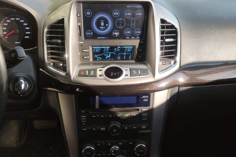 Used Chevrolet Captiva 2015 2.4L 4x4 Flagship Edition 7-Seater Audio And AC Panel