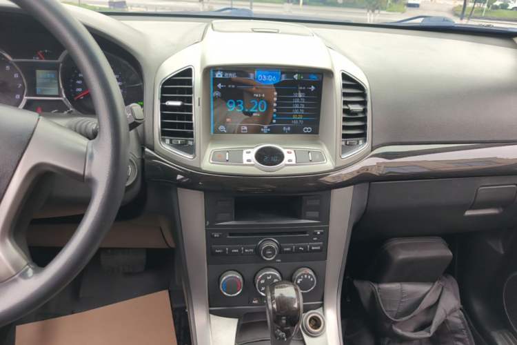 Used Chevrolet Captiva 2015 2.4L Two-Wheel Drive Urban Version 7 Seats Audio And AC Panel