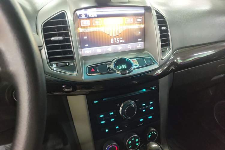 Used Chevrolet Captiva 2015 2.4L Two-Wheel Drive Urban Version 7 Seats Audio And AC Panel