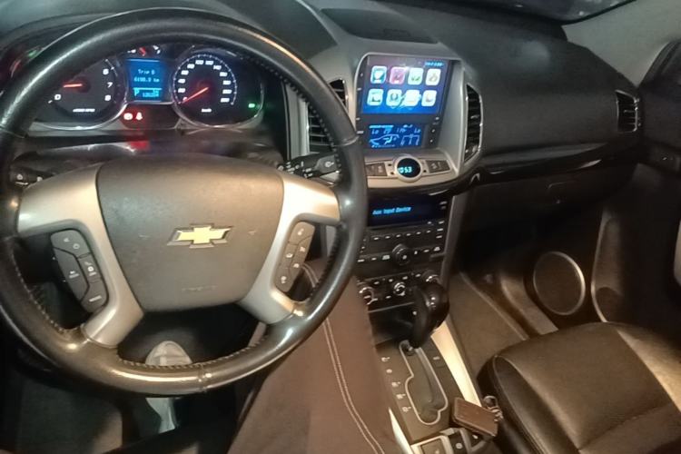 Used Chevrolet Captiva 2015 2.4L 4x4 Flagship Edition 7-Seater Center Console