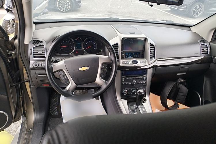 Used Chevrolet Captiva 2015 2.4L 4x4 Flagship Edition 7-Seater Center Console