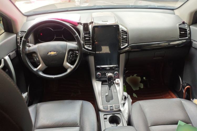 Used Chevrolet Captiva 2015 2.4L 4x4 Flagship Edition 7-Seater Center Console