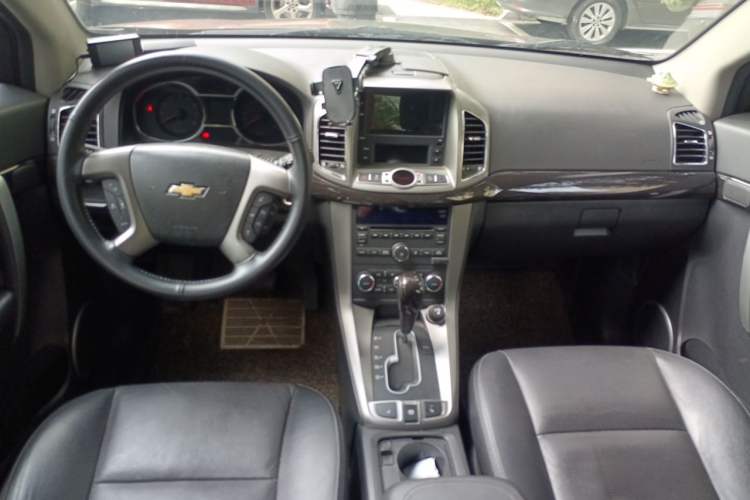 Used Chevrolet Captiva 2015 2.4L 4x4 Flagship Edition 7-Seater Center Console