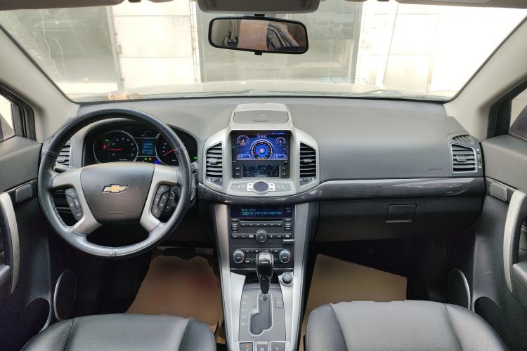 Used Chevrolet Captiva 2015 2.4L 4x4 Flagship Edition 7-Seater Center Console