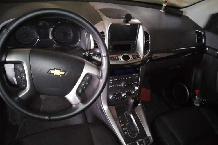Used Chevrolet Captiva 2015 2.4L 4x4 Flagship Edition 7-Seater Center Console