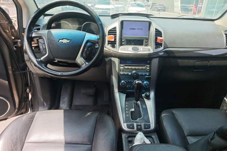 Used Chevrolet Captiva 2015 2.4L 4x4 Flagship Edition 7-Seater Center Console