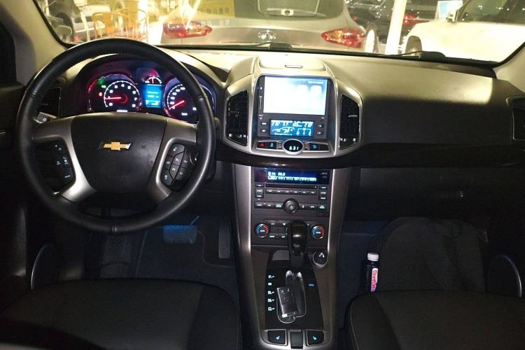Used Chevrolet Captiva 2015 2.4L 4x4 Flagship Edition 7-Seater Center Console