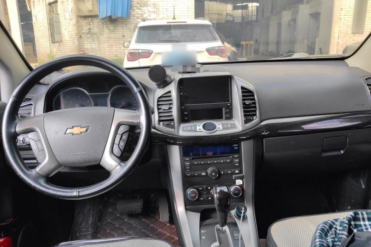 Used Chevrolet Captiva 2015 2.4L 4x4 Flagship Edition 7-Seater Center Console