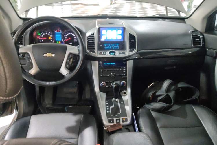 Used Chevrolet Captiva 2015 2.4L 4x4 Flagship Edition 7-Seater Center Console