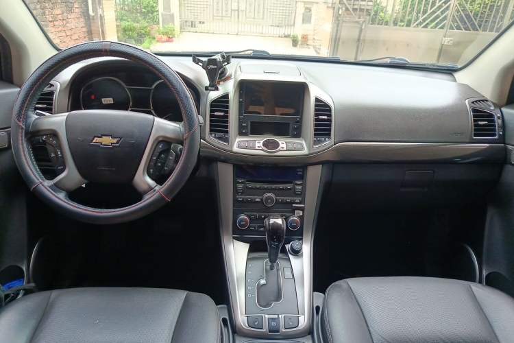 Used Chevrolet Captiva 2015 2.4L 4x4 Flagship Edition 7-Seater Center Console