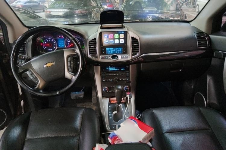 Used Chevrolet Captiva 2015 2.4L 4x4 Flagship Edition 7-Seater Center Console