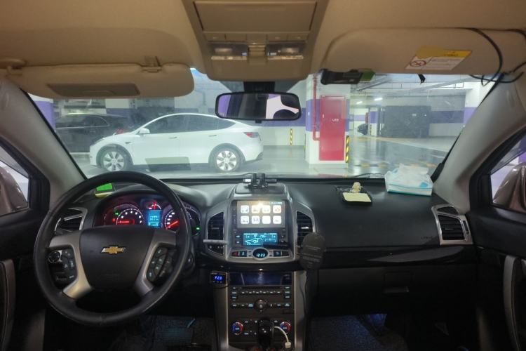 Used Chevrolet Captiva 2015 2.4L 4x4 Flagship Edition 7-Seater Center Console