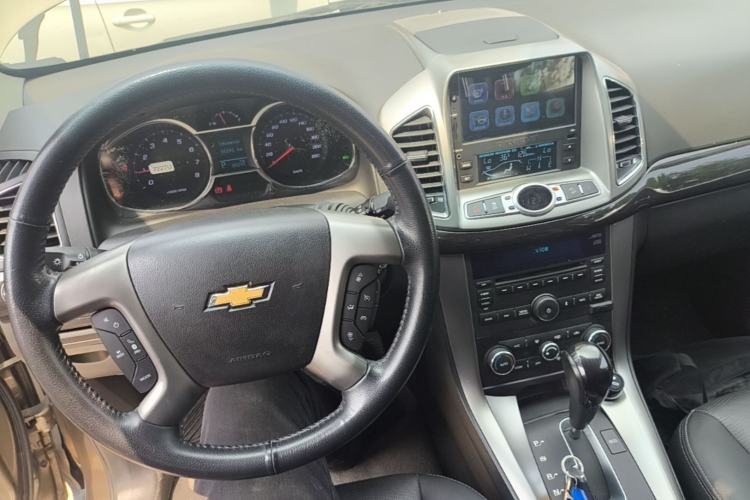 Used Chevrolet Captiva 2015 2.4L 4x4 Flagship Edition 7-Seater Center Console
