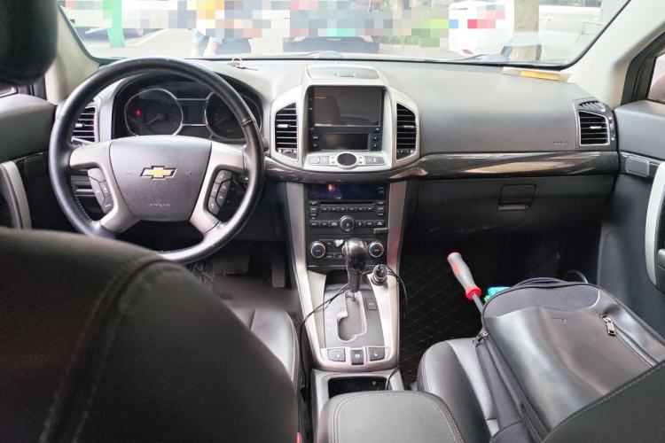 Used Chevrolet Captiva 2015 2.4L 4x4 Flagship Edition 7-Seater Center Console