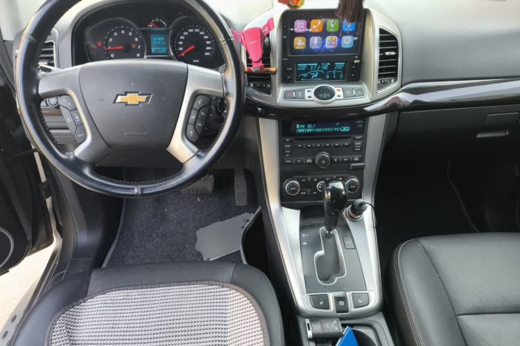 Used Chevrolet Captiva 2015 2.4L 4x4 Flagship Edition 7-Seater Center Console