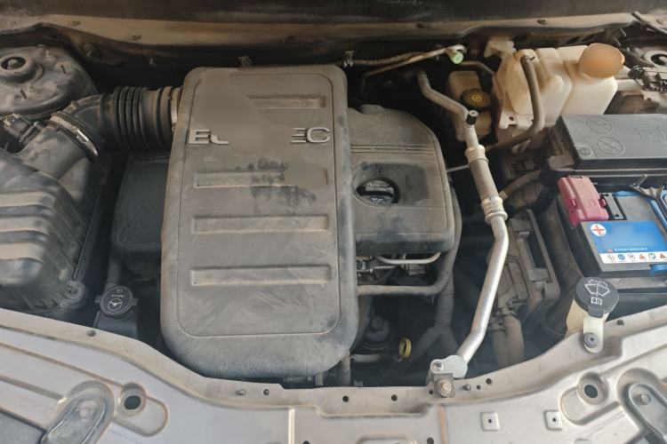 Used Chevrolet Captiva 2015 2.4L Two-Wheel Drive Urban Version 5 Seats Engine Bay