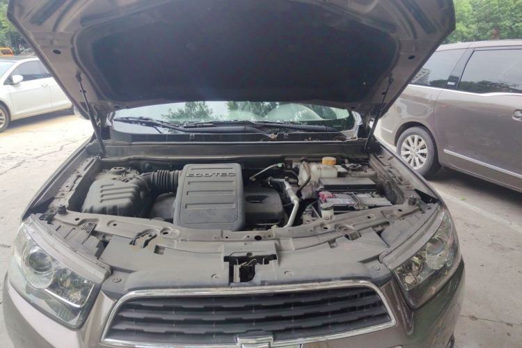 Used Chevrolet Captiva 2015 2.4L Two-Wheel Drive Urban Version 7 Seats Engine Bay