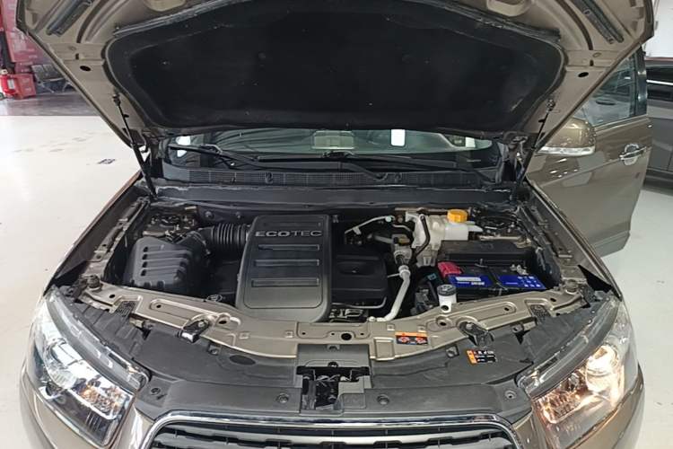 Used Chevrolet Captiva 2015 2.4L 4x4 Flagship Edition 7-Seater Engine Bay