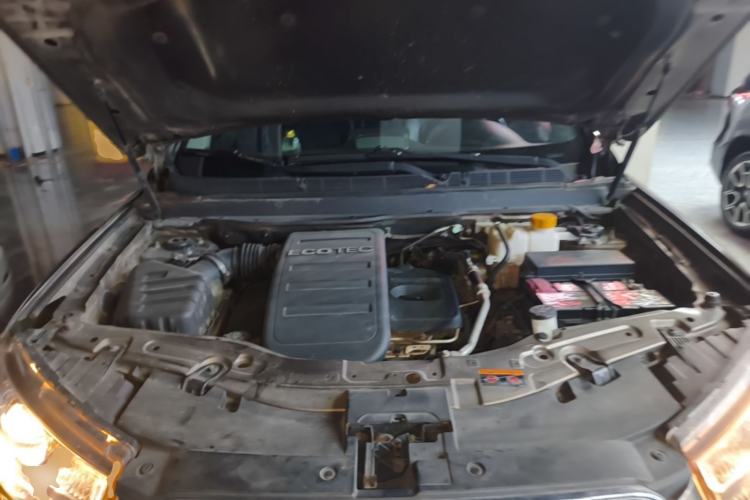 Used Chevrolet Captiva 2015 2.4L 4x4 Flagship Edition 7-Seater Engine Bay