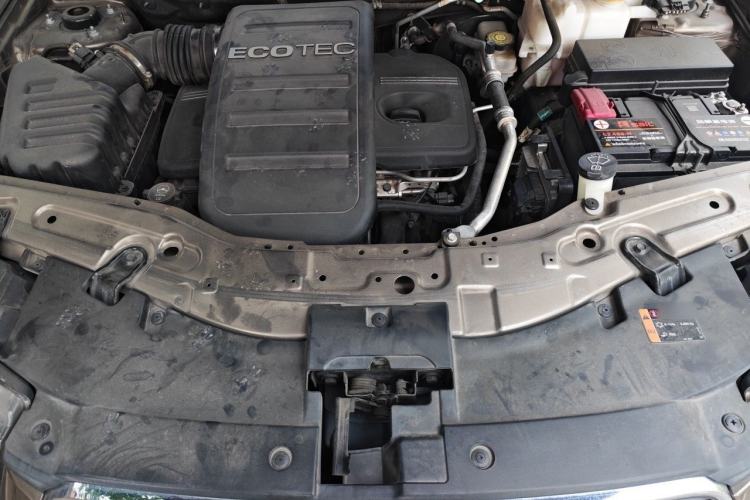 Used Chevrolet Captiva 2015 2.4L Two-Wheel Drive Urban Version 7 Seats Engine Bay