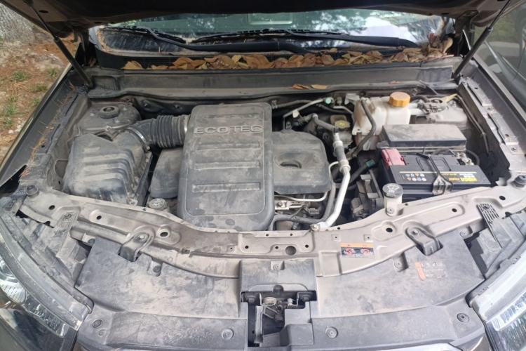 Used Chevrolet Captiva 2015 2.4L 4x4 Flagship Edition 7-Seater Engine Bay