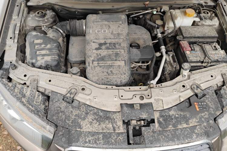 Used Chevrolet Captiva 2015 2.4L Two-Wheel Drive Urban Version 7 Seats Engine Bay