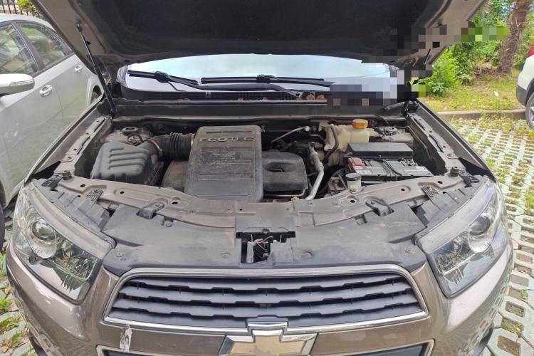 Used Chevrolet Captiva 2015 2.4L Two-Wheel Drive Urban Version 7 Seats Engine Bay