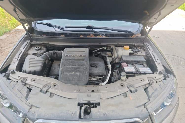 Used Chevrolet Captiva 2015 2.4L Two-Wheel Drive Urban Version 7 Seats Engine Bay