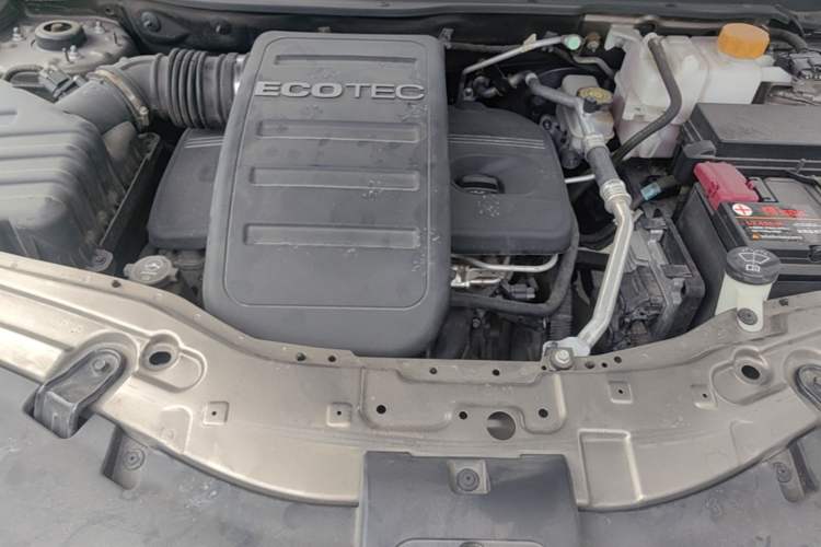 Used Chevrolet Captiva 2015 2.4L Two-Wheel Drive Urban Version 7 Seats Engine Bay