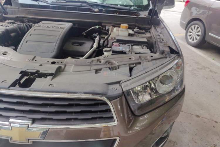 Used Chevrolet Captiva 2015 2.4L Two-Wheel Drive Urban Version 7 Seats Engine Bay Left
